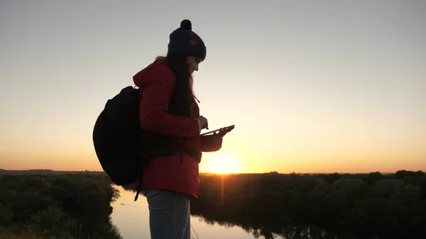Beztroski wesoły turysta dziewczyna podróżuje w przyrodzie. Młoda kobieta bloger turystyczny rejestruje selfie wideo szczytu góry za pomocą komputera tablet na tle pięknego krajobrazu. — Zdjęcie stockowe