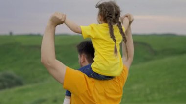 Mutlu bir aile. Hafta sonu doğada baba ve kızı gün batımında parkta oynuyorlar. Çocuğu olan bir baba, kızı uçmayı hayal ediyor, ailesi güneşte yeşil çimlerde koşuyor. Mutlu aile ve birliktelik