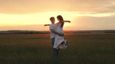 Genç ve güzel bir çift birlikte eğleniyor ve sonsuz aşklarını sahada kutlamak için dans ediyorlar. Mutlu aşk, aile, sadakat. Özgür insanlar parkta eğlenir ve dans ederler..