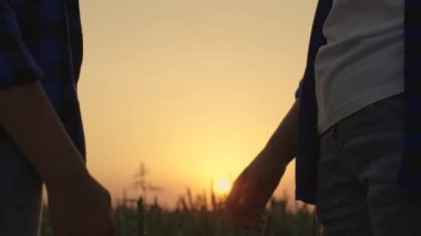 İş adamları güneşin altında el sıkışıyor. İş, takım çalışması. El sıkışma, insanların ortak çalışması. Ortaklar kabul etti, bir anlaşma yaptık, el sıkışmaya rıza göstergesi olarak. Kadınlar birbirine ulaşır..