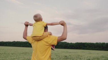 Baba ve oğul gün batımında sahada oynayacaklar. Mutlu bir aile. Babası çocuklu, kızı uçmayı hayal ediyor, ailesi açık havada yeşil alanda koşuyor. Aile, birliktelik. Doğada Hafta Sonu