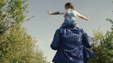 Mutlu bir aile. Baba bebekle yürüyor, bebek pilot olma ve uçak uçurma hayalleri kuruyor. Baba kızıyla oynar, sevgili çocuğunu yaz parkında omuzlarında taşır. Ebeveyn, çocukluk