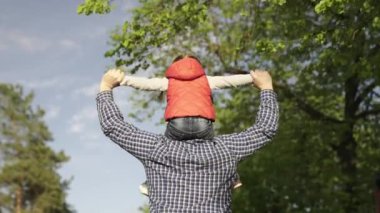 Bir baba ve çocuk, kızıyla birlikte, uçmanın hayalini kurar, aile güneşin altında sokakta yürür. Baba ve kızı parkta oynuyorlar. Mutlu bir aile. Mutlu bir aile ve birliktelik. Doğada Hafta Sonu