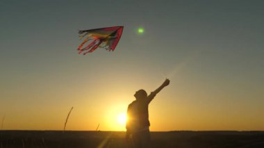 Çocuk parkta açık havada uçurtma uçurup oynuyor. Sahada elinde uçurtmayla gün batımında mutlu bir kız. Sağlıklı bir çocuk özgürlük ve uçmayı hayal eder. Genç pilot olmak istiyor.