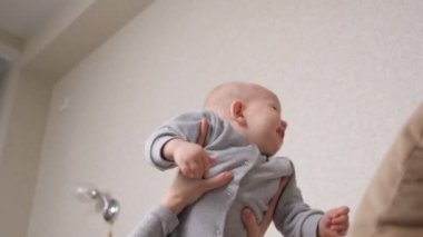 Annesinin kollarında uçan komik bir çocuk. Mutlu bir aile. Çocuk ve anne birlikte oynar, fanteziler kurar ve uçakta uçmayı hayal ederler. Küçük tatlı bir bebek büyüten genç bir anne, evdeki kanepede pilot rolünü oynayan bir kız.