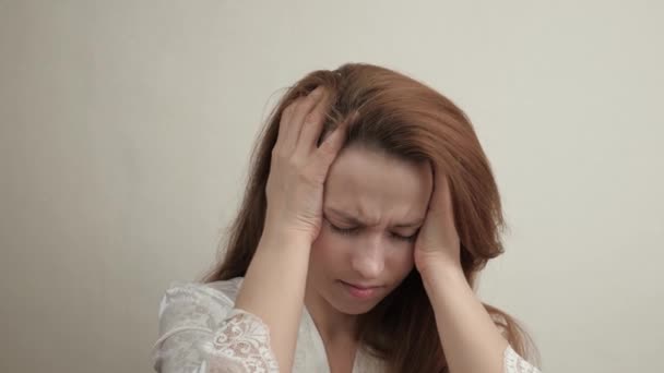 Femme avec mal de tête gros plan. Les jeunes femmes massent le whisky et la tête, se sentent mal, l'insomnie. Souffrant de surmenage, de fatigue, tourmenté par les migraines, les crises de panique et l'hypertension artérielle. — Video