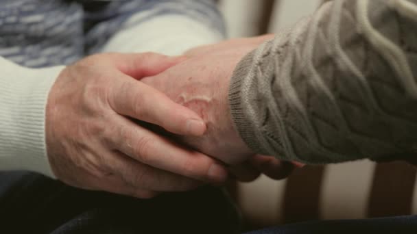 Närbild av händerna på vackra äldre par vårda och älska varandra. Sjukvårdskoncept. Glada gamla par som håller varandra i handen. Vackra familjesprutor. Upprätthålla förtroendet för ert äktenskap. — Stockvideo