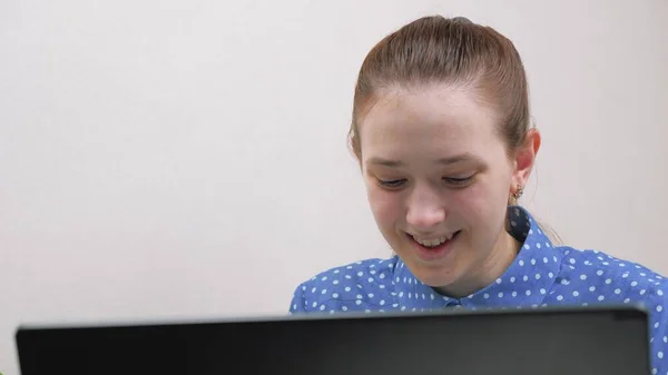 Estudante a trabalhar no computador. Jovem mulher sentada na mesa do escritório em casa, trabalhando online. As mulheres independentes no escritório trabalham no computador moderno. Mulher de negócios digitando texto no teclado do laptop. — Fotografia de Stock