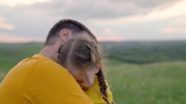 Baba ve kızı açık havada kürek çekiyor, çocuk gülüyor. Baba ve komik çocuk birlikte eğleniyor, mutlu çocuksu duygular. Baba ve küçük bebek parkta oynuyorlar ve eğleniyorlar. Mutlu bir aile..