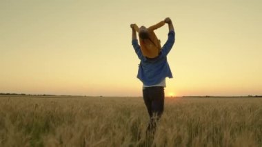 Bebeğim, baban sahada neşeyle koşuyor. Küçük kız babasının omuzlarında. Mutlu çiftçi babası, buğday tarlasında oynayan çocuk. Çocuk, ebeveyn doğada oynuyorlar. Mutlu aile çocukluğu