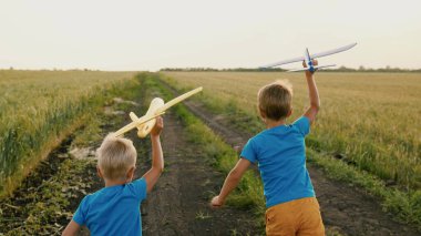 Çocuklar, çocuklar parkta buğday tarlasında ellerinde oyuncak uçakla koşuyorlar, uçmayı hayal ediyorlar. Çocuk oyuncağıyla uçakla oynuyor. Çocuklar koşar, rüya görür, takım çalışması yapar, seyahat eder. Mutlu aile tatilleri.