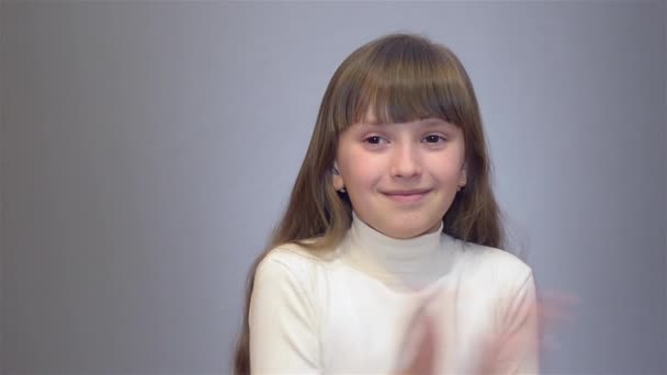A lány tapsol és mosolyog — Stock videók