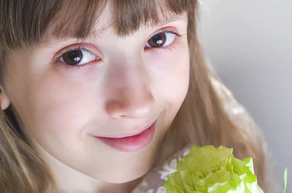 小女孩微笑着拿着一朵美丽的白玫瑰 — 图库照片