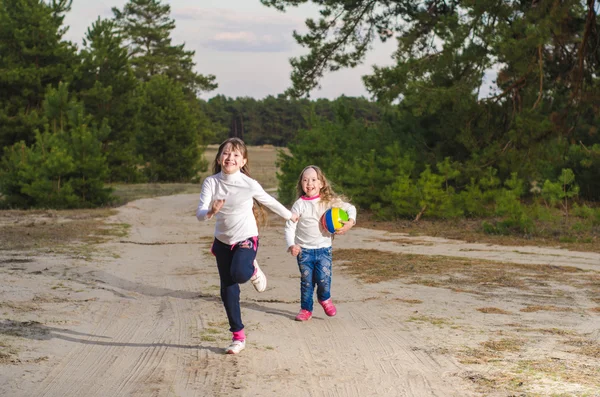 Девочки играют в мяч — стоковое фото