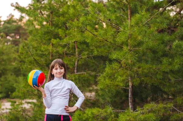 Mädchen spielt mit einem Ball — Stockfoto