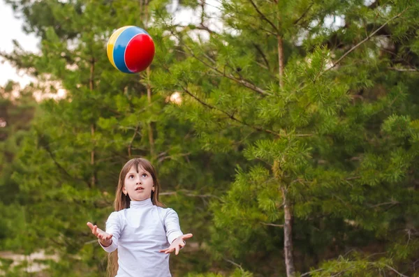 Mädchen spielt mit einem Ball — Stockfoto