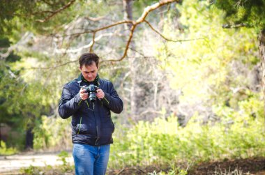 Elinde kamera olan bir adam.