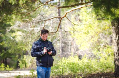 Elinde kamera olan bir adam.