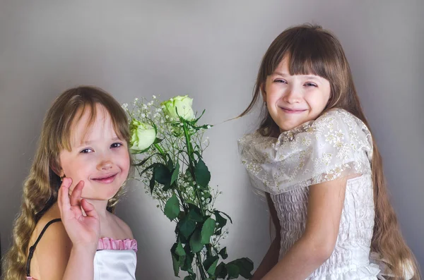 Девушки держат цветы — стоковое фото