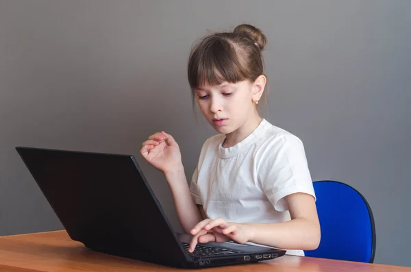 Menina empurra no laptop — Fotografia de Stock