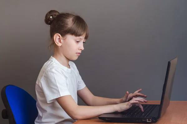 La ragazza è impegnata nel computer portatile — Foto Stock