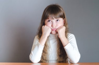 Kızı yukarıya doğru onun gözlerini devirdi