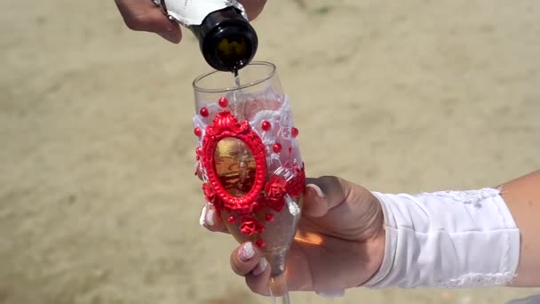 Шампанское течет в стакане — стоковое видео
