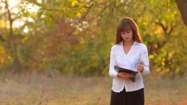 İş klasörü maliyeti ve sigara ile kız