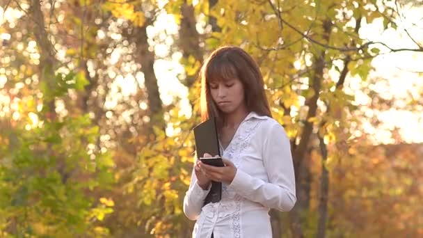 Negócios a menina fala por telefone — Vídeo de Stock