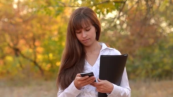 Het meisje spreekt via de telefoon — Stockvideo