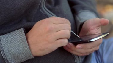 Adam telefonu çalar