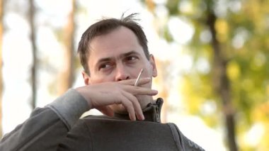 adam sigara içiyor.