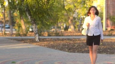 Beyaz bir çanta kadınla