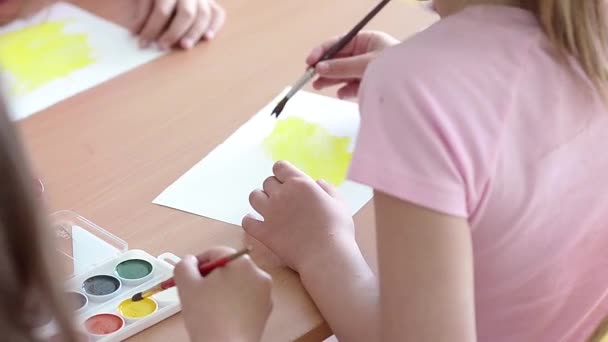 A criança desenha pinturas a cores de água — Vídeo de Stock