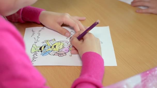 A menina pinta uma coloração — Vídeo de Stock