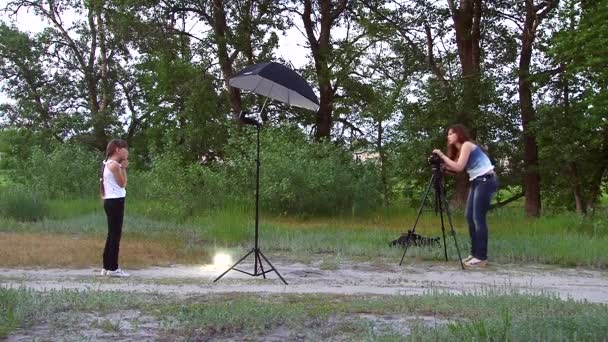 De vrouw foto's het meisje — Stockvideo