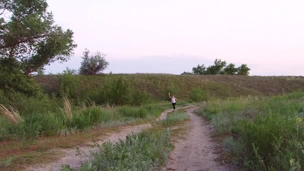 Маленька дівчинка біжить по дорозі з літаком — стокове відео