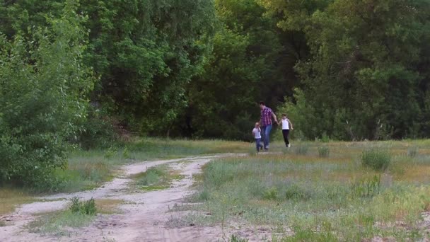 Kinder und der Mann auf der Straße — Stockvideo