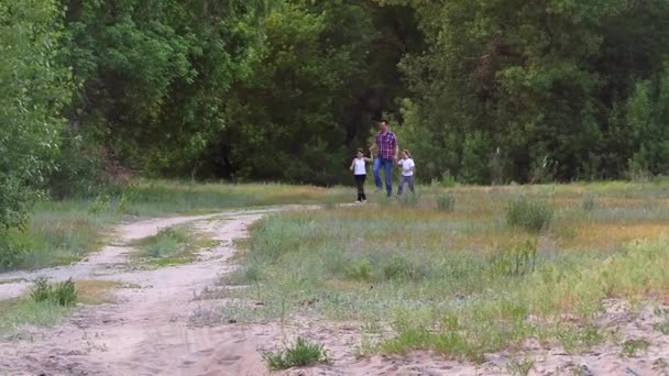 Los niños y el padre corren en el camino — Vídeos de Stock