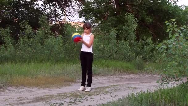 Das Mädchen tritt mit der Hand den Ball — Stockvideo