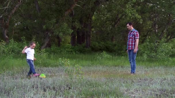 La chica con el hombre juega una pelota — Vídeo de stock