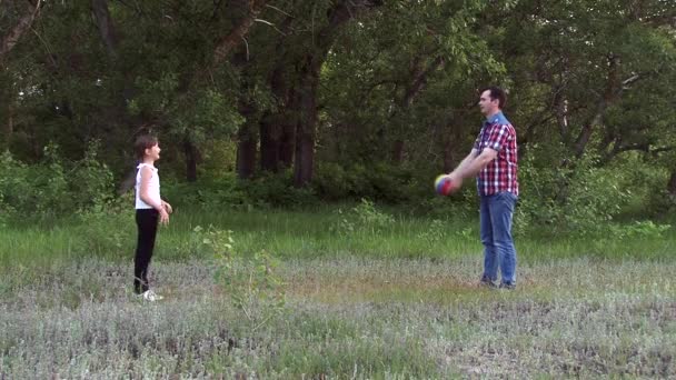 Der Vater wirft der Tochter einen Ball zu — Stockvideo