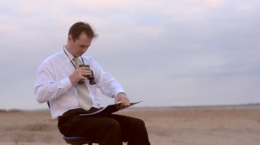 Adam klasöründe alan cam saatler