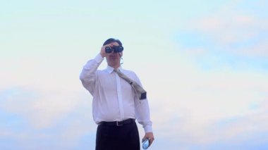 Adam alan bardakta görünüyor