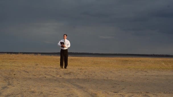 El hombre de negocios con la carpeta — Vídeo de stock