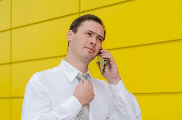 L'homme d'affaires en cravate parle par téléphone — Photo