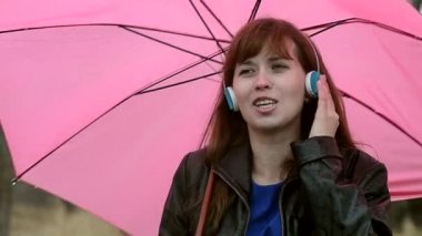 Yağmurda kadın şarkı söylüyor