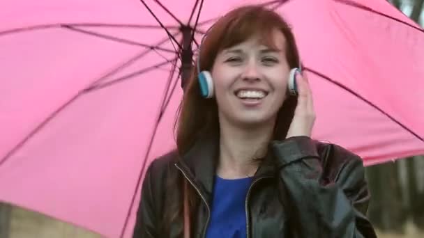 La mujer bajo la lluvia canta — Vídeos de Stock