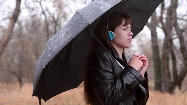 Kobieta ma mokro w deszczu — Wideo stockowe