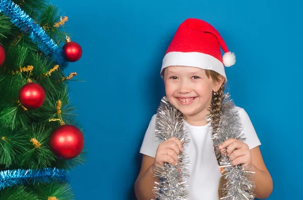 那个女孩穿着圣诞装饰品缠绕在脖子和笑 — 图库照片